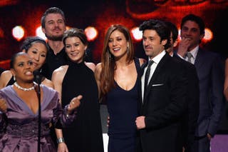 ক্যালিফোর্নিয়ার লস অ্যাঞ্জেলেসে 9 জানুয়ারী, 2007-এ শ্রাইন অডিটোরিয়ামে অনুষ্ঠিত 33তম বার্ষিক পিপলস চয়েস অ্যাওয়ার্ডের সময় প্রিয় টিভি নাটকের জন্য পুরস্কার গ্রহণ করার সময় এরিক ডেনকে তার গ্রে'স অ্যানাটমি সহ-অভিনেতার সাথে চিত্রিত করা হয়েছে।